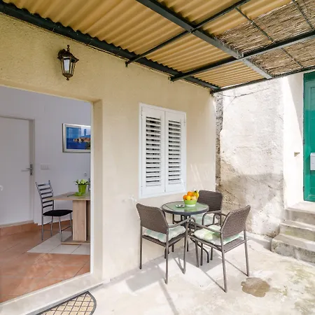 And Kapelica Gostinjska kuća 3*